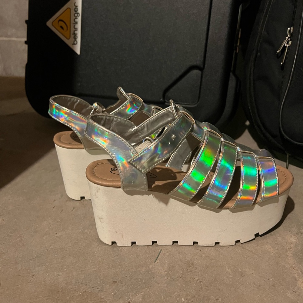 No Doubt silver holographic platform sandals
Size 6